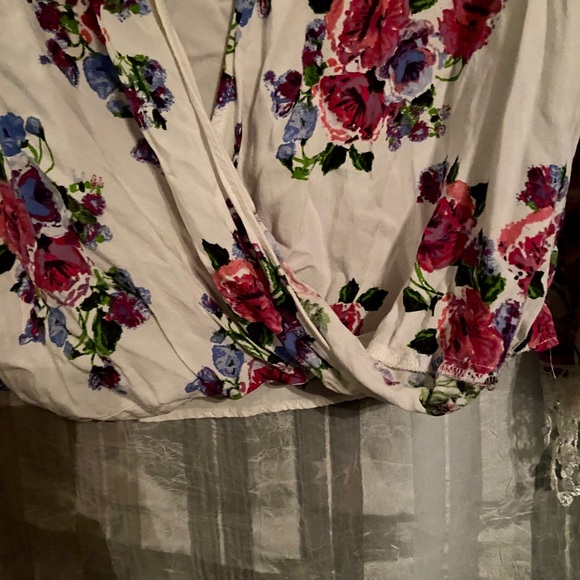 Floral long bell sleeve blouse with crochet detail - Picture 4 of 5